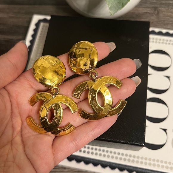 RARE Statement Large 24K Gold Plated Chanel Vintage Dangle Earrings - Picture 3 of 10